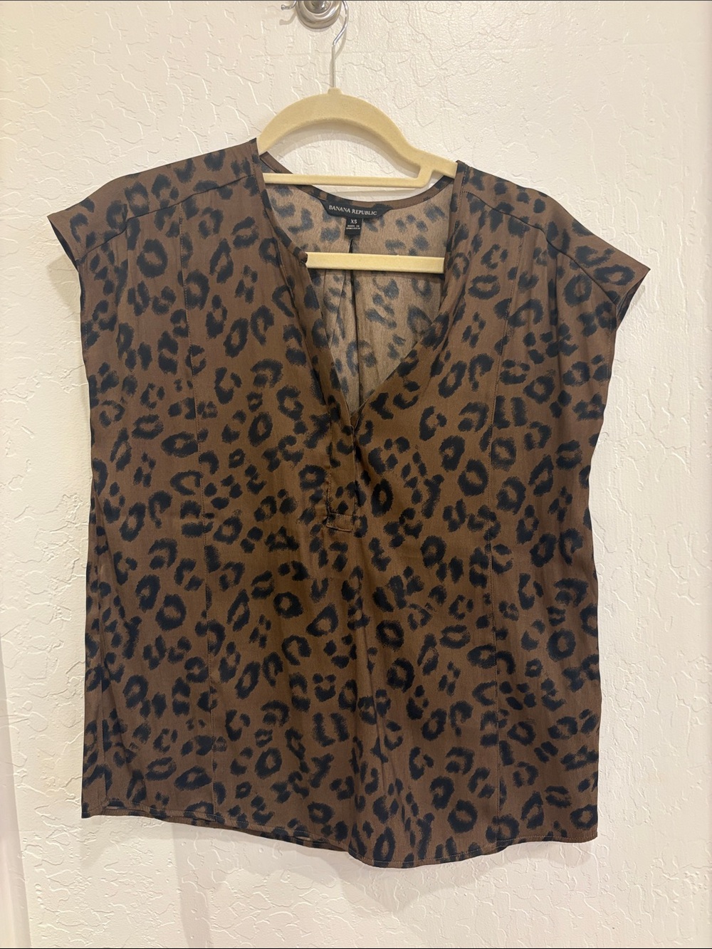 Banana Republic Brown & Black Leopard Print V-Neck Sleeveless Blouse